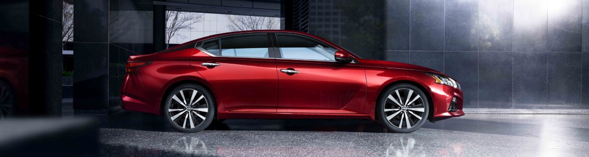 19TDIuslhd_L42Pb061x_master 2.jpg Nissan Altima in a building