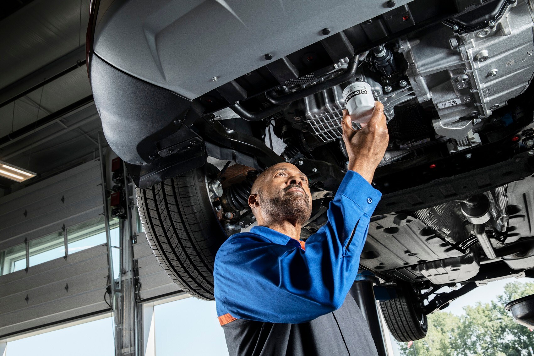 18_FRD_XBD_45523_Installing_Oil_Filter.jpg