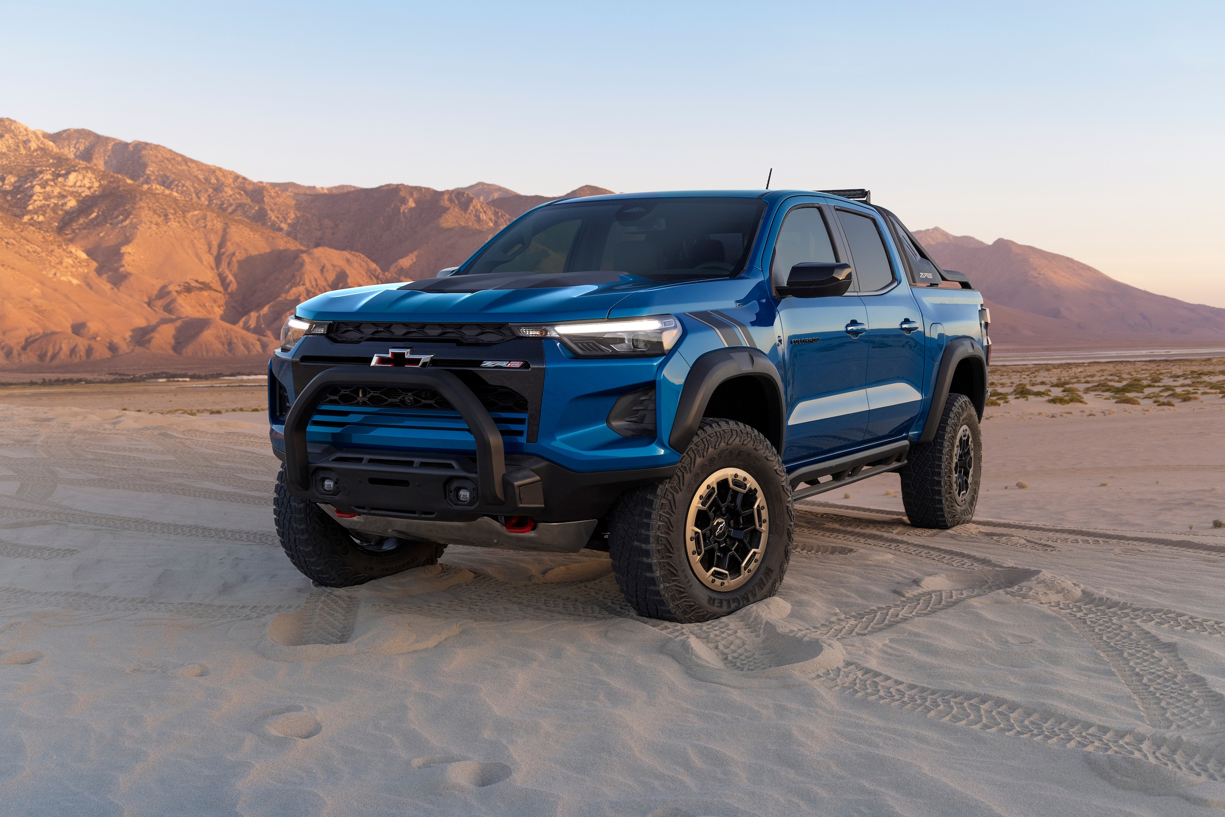 2023-Chevrolet-Colorado-ZR2-CrewCab-Truck-L01.jpg