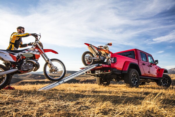 Jeep Gladiator Hauling.jpg