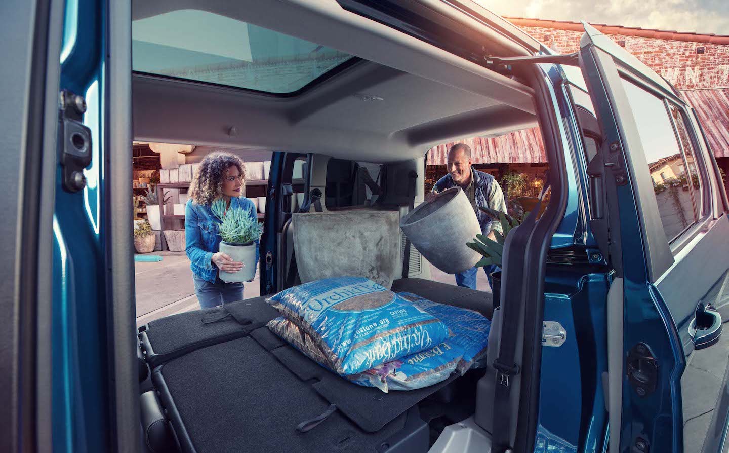2019 Ford Transit Connect Loading Plants - Damerow Ford.jpg