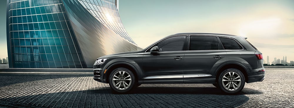MY19-Q7-Premium-with-19-inch-wheels---Ext---Samurai-Gray-metallic---Side-Angle-EDITED.jpg