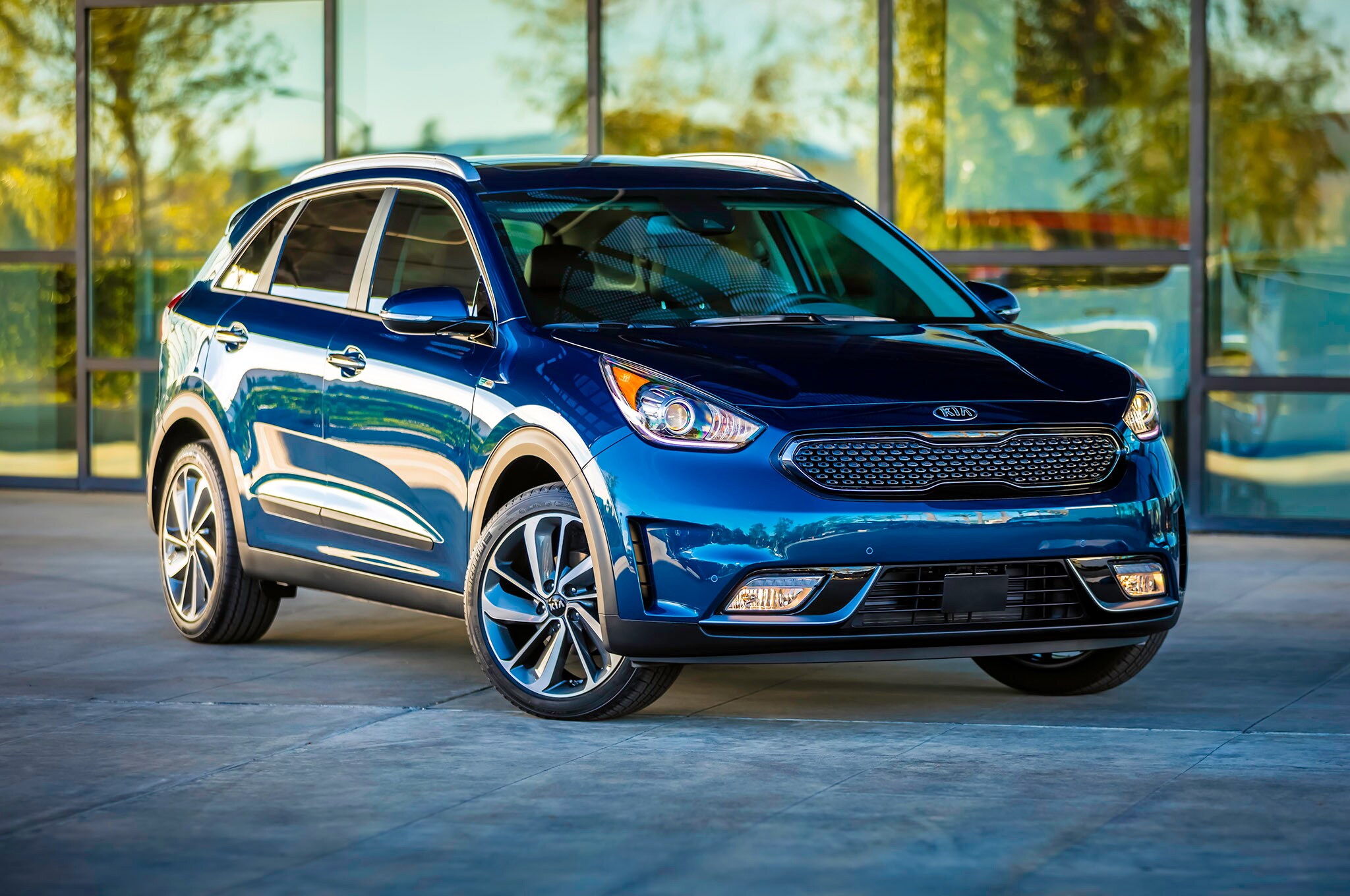 2017-Kia-Niro-Hybrid-front-three-quarters-02.jpg