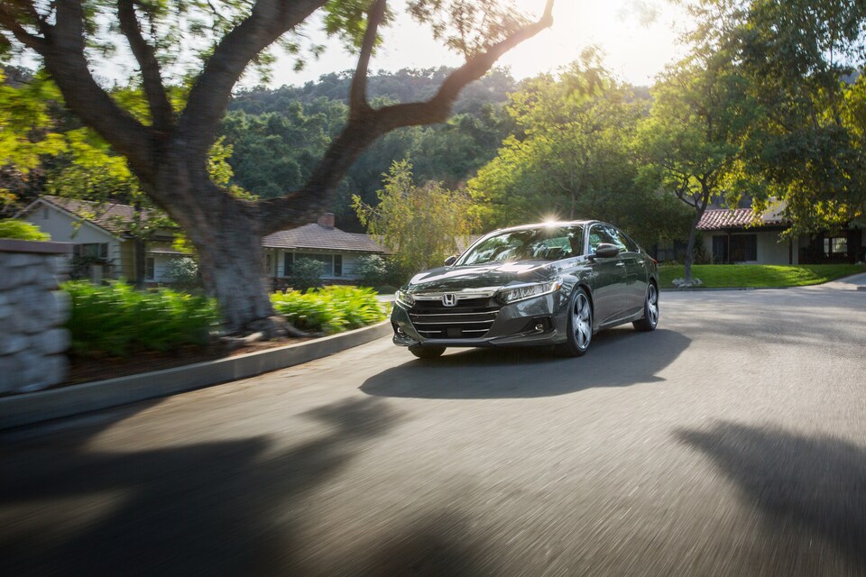 2022-Honda-AccordHybrid-Touring-Sedan-L04.jpeg