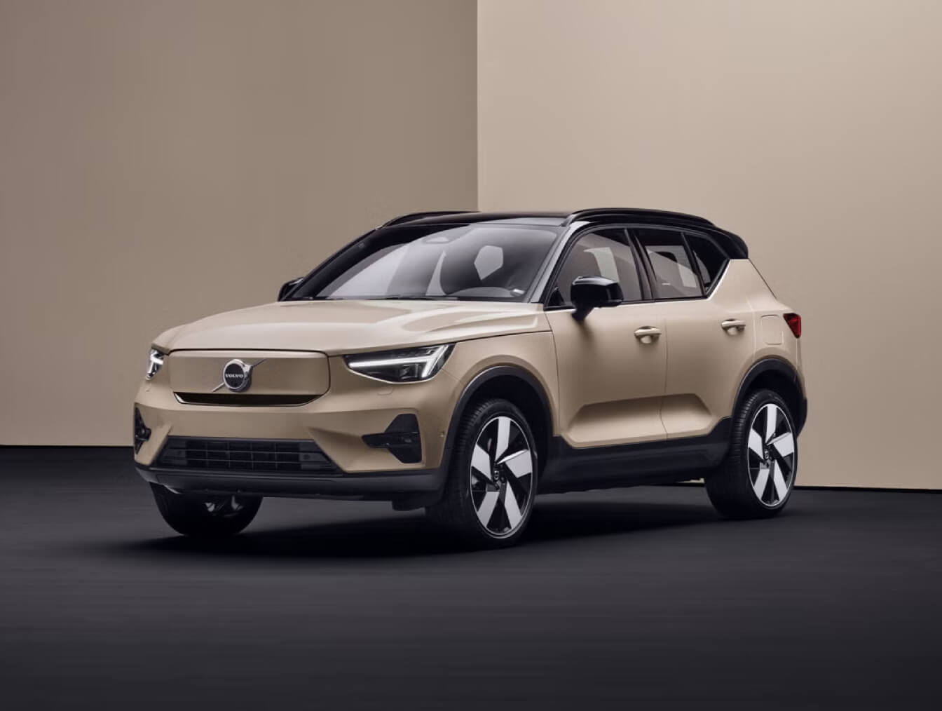 Volvo EX40 Specs & Performance