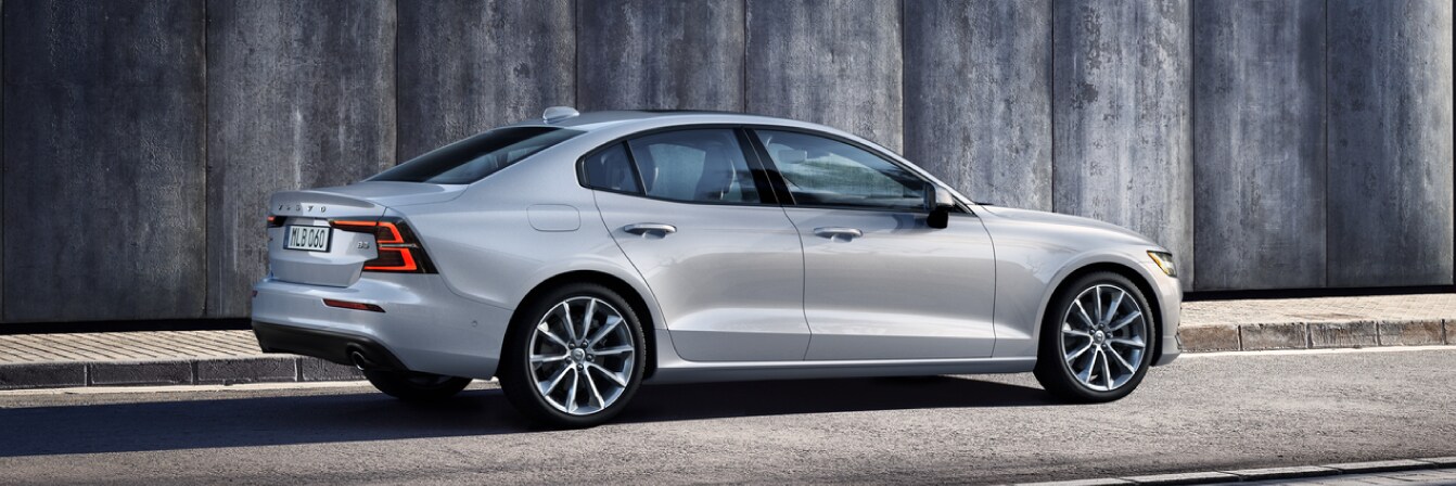 2022 Volvo s60_Momentum 1.png