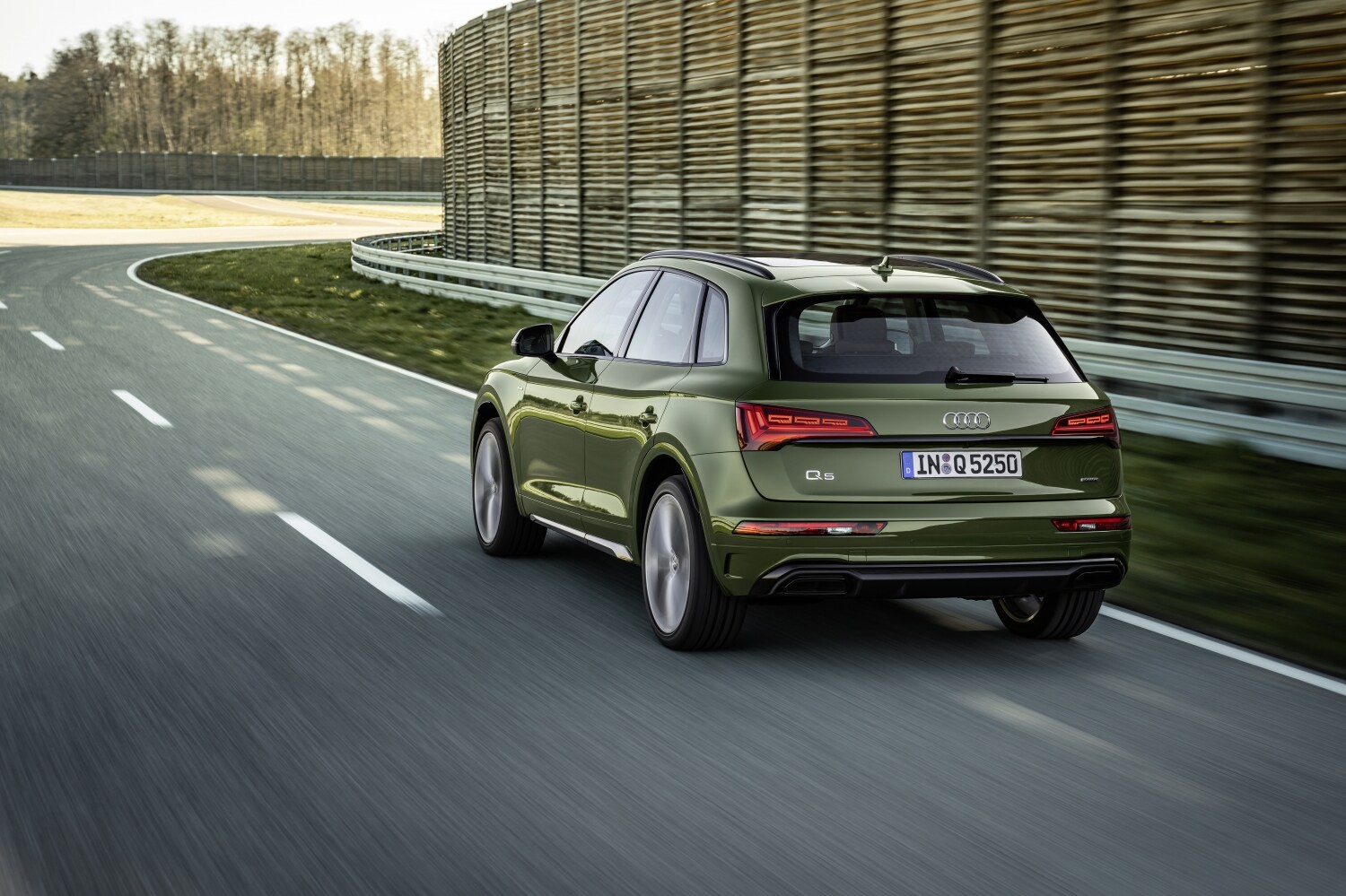 Small-7421-AudiQ5-EuropeanModelShown.jpg