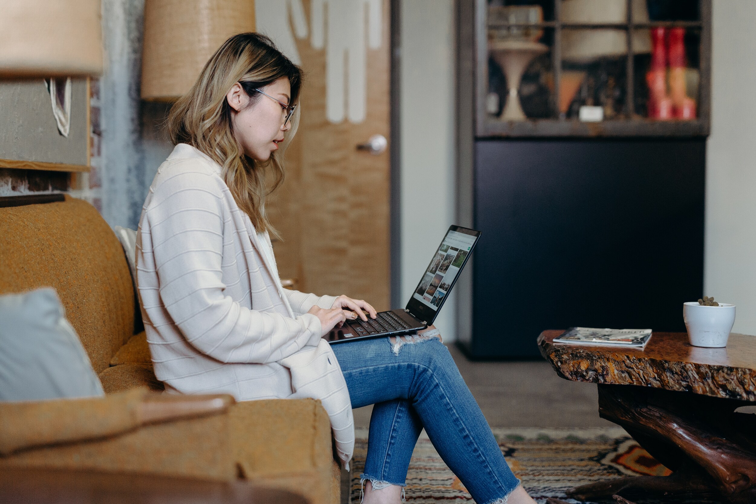woman_on_couch_with_computer.jpg