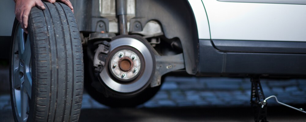 Mechanic changing a tire - 7419920_xl-2015.jpg