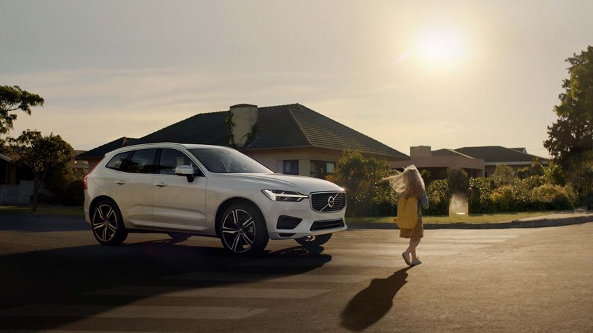 volvo-xc60-exterior-right-side-front-view-v1.jpg