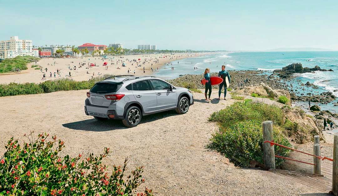un VUS Subaru Crosstrek 2022 garé face à une mer de vague de surfeur