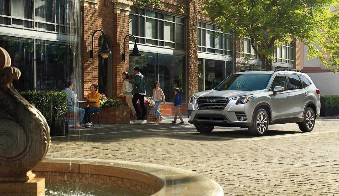 vue 3/4 avant d'un VUS Subaru Forester 2022 garé sur un pavé en ville