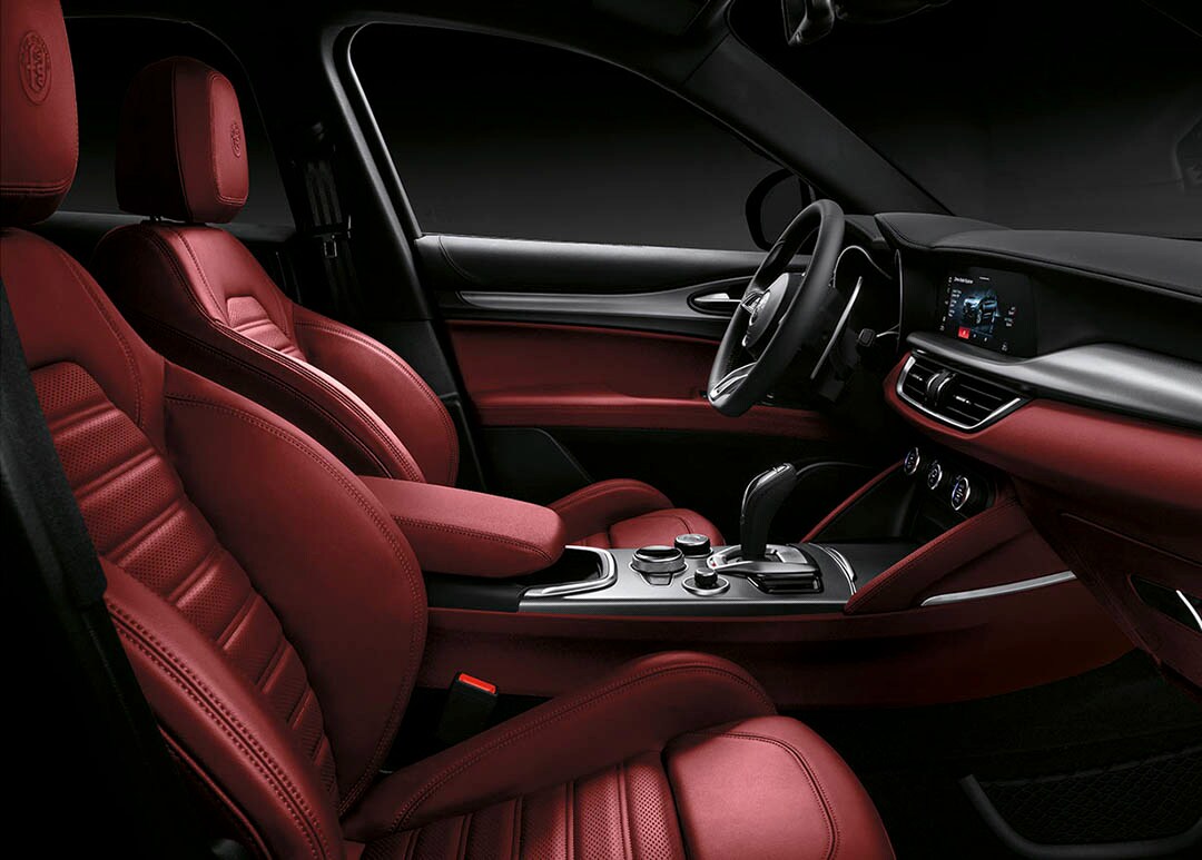 vue intérieure de l'habitacle du Alfa Romeo Stelvio 2021