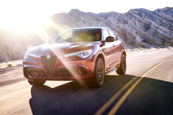 Des Sources Chrysler - Alfa Romeo Stelvio 2020 1.1.jpg Alfa Romeo Stelvio 2020 sur la route avec le reflet du soleil plombant sur le véhicule