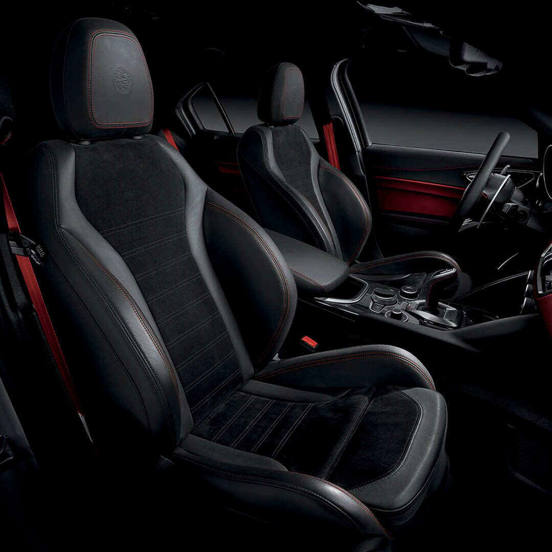 vue de l'habitacle au de gamme de l'Alfa Romeo Stelvio Quadrifoglio 2021