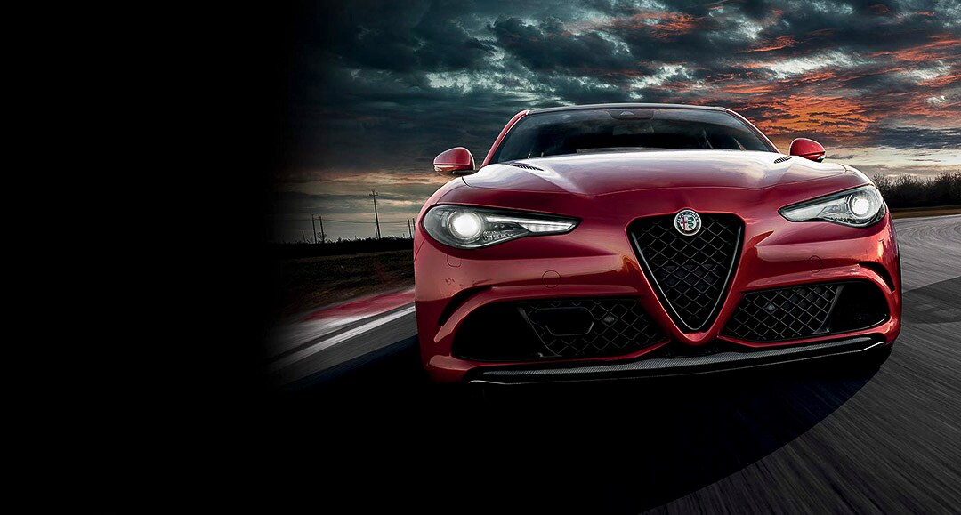 vue frontale de l'Alfa Romeo Giulia Quadrifoglio 2021 sur une piste de course