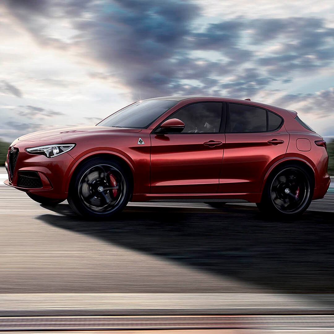 vue latérale de l'Alfa Romeo Stelvio Quadrifoglio 2021