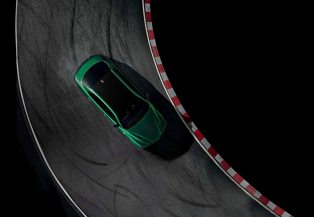 vue en contre-plongée de l'Alfa Romeo Giulia Quadrifoglio 2021 sur un circuit de course