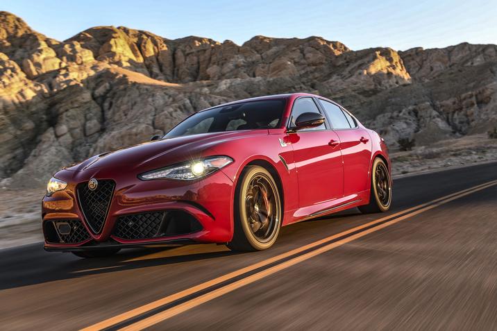 Des Sources Chrysler - Prix et fiche technique - Alfa Romeo Giulia 2020 - Quadrifoglio 1.0.jpg Alfa Romeo Giulia 2020 rouge roulant sur l'autoroute et pouvant atteindre 100 km/h en 3,8 secondes