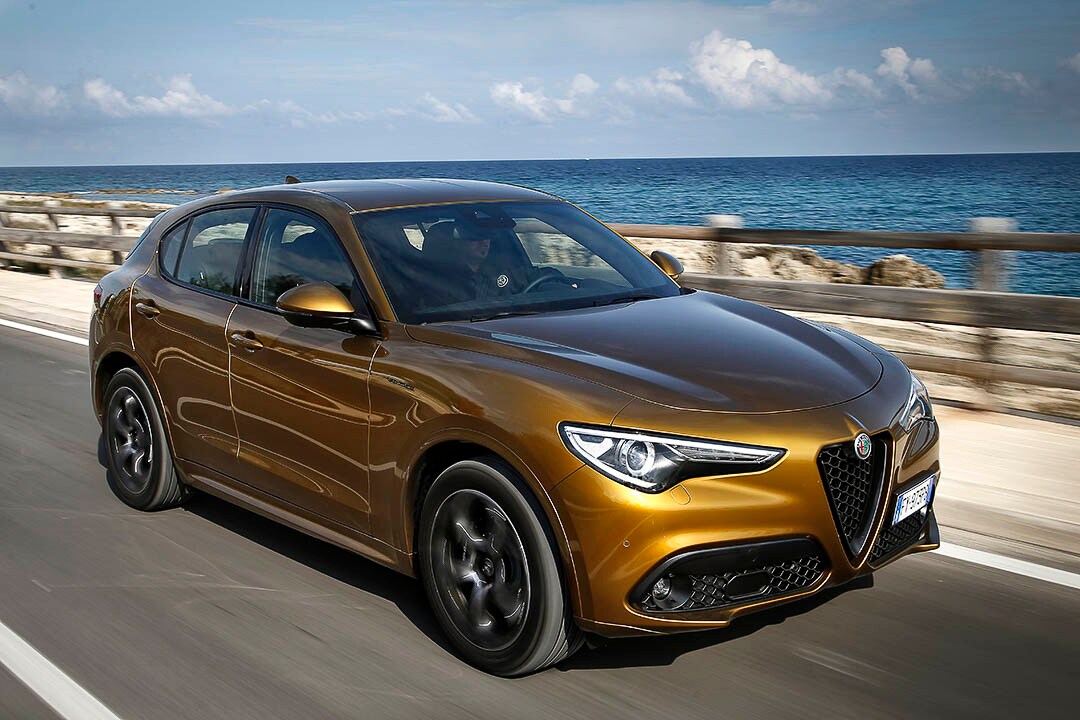 vue trois quart avant du Alfa Romeo Stelvio 2021 roulant sur une route