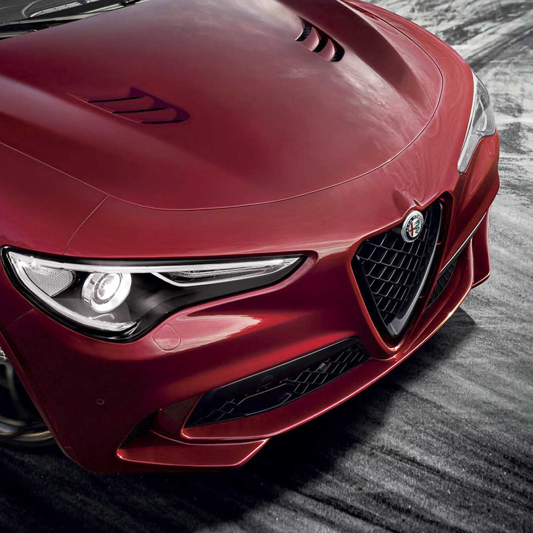 vue du capot de l'Alfa Romeo Stelvio Quadrifoglio 2021 avec les phares avants et sa calandre