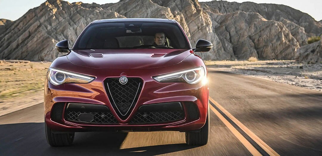 vue avant de l'Alfa Romeo Stelvio Quadrifoglio 2021 roulant sur une route