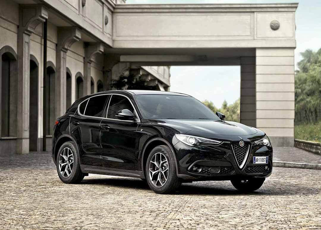 vue trois quart avant du Alfa Romeo Stelvio 2021 stationné devant une maison