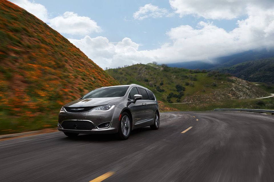 Chrysler_Pacifica_2018_Exterior_01_Road_Lifestyle_3aa069faed55b54ee54364ca113201bc-desktop (1).jpg
