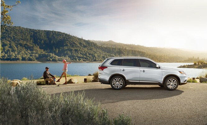 2016-Mitsubishi-Outlander-GT-SUV-L03.jpg