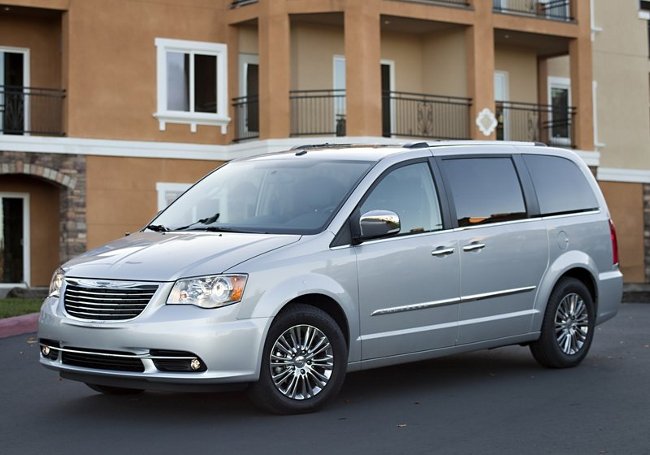 2011 Chrysler Town & Country.jpg