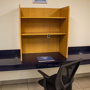 ford-premium-amenities-work-stations-car-dealership-evansville-indiana.JPG