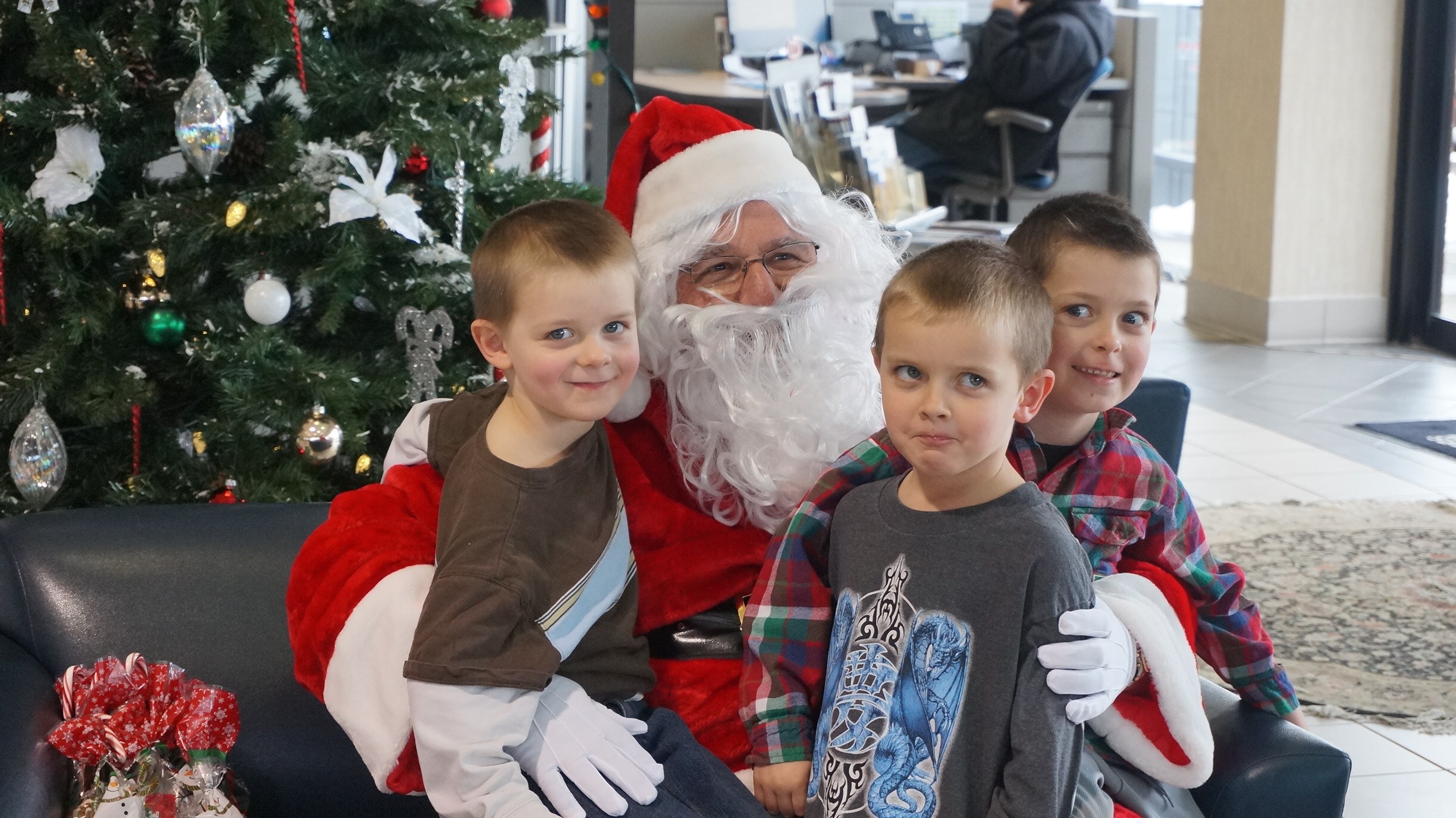 dulles santa event.jpg