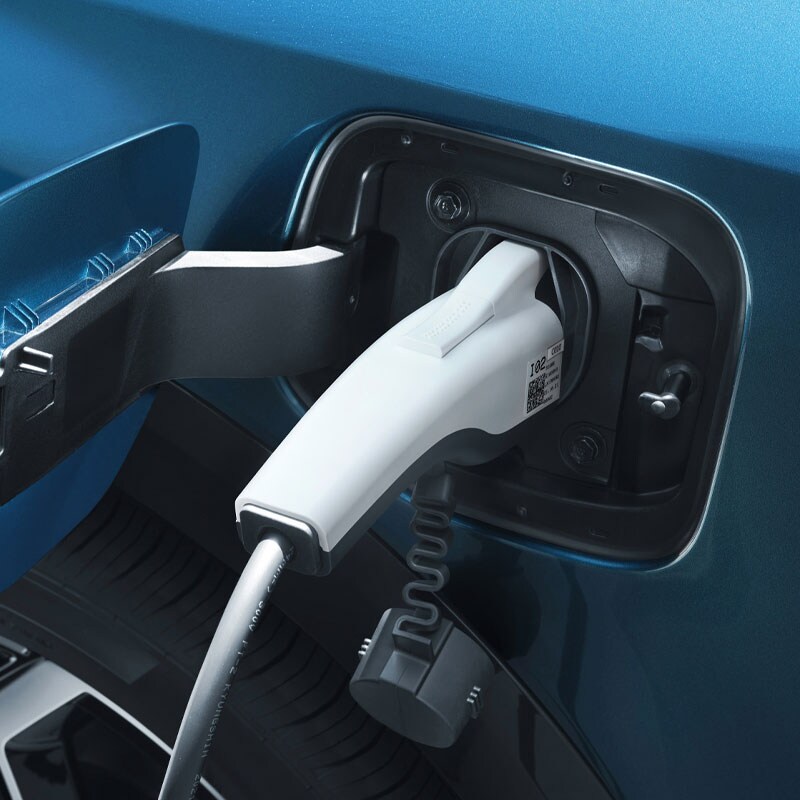 DKia-800x800-25-Niro-Hybird-electric-plug.jpg