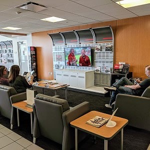 nissan-premium-amenities-comfortable-seating-customer-lounge-car-dealership-evansville-indiana.jpg