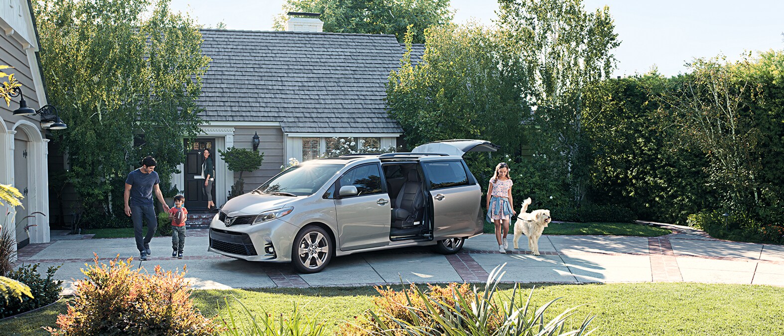 SiennaFooter.jpg Family getting in their Toyota Sienna