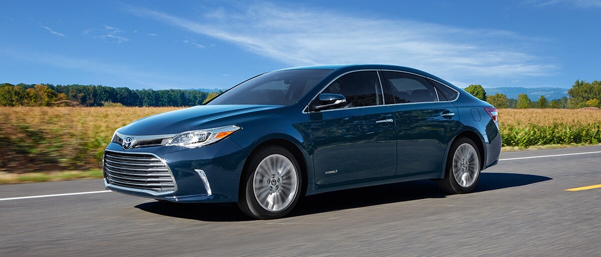 AVH_MY18_0001_V001 copy.jpg Toyota Avalon Hybrid driving down a country road