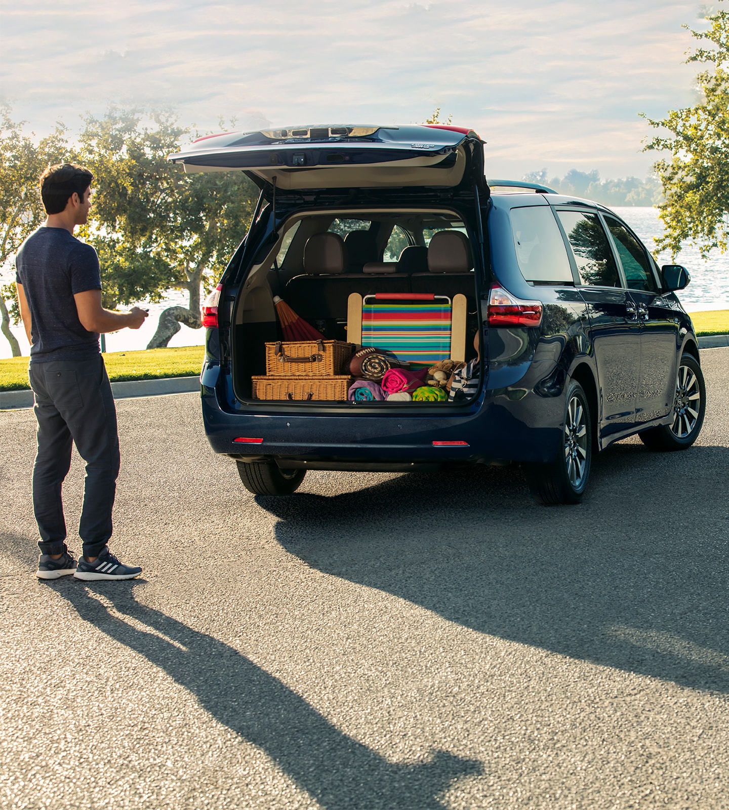 Interior.jpg Cargo loaded into trunk of Toyota Sienna
