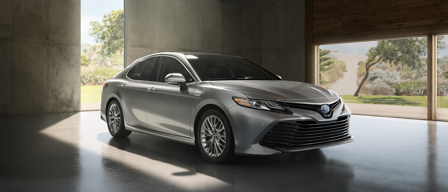 CAM_MY18_0016_V001.jpg 2019 Toyota Camry parked in a garage