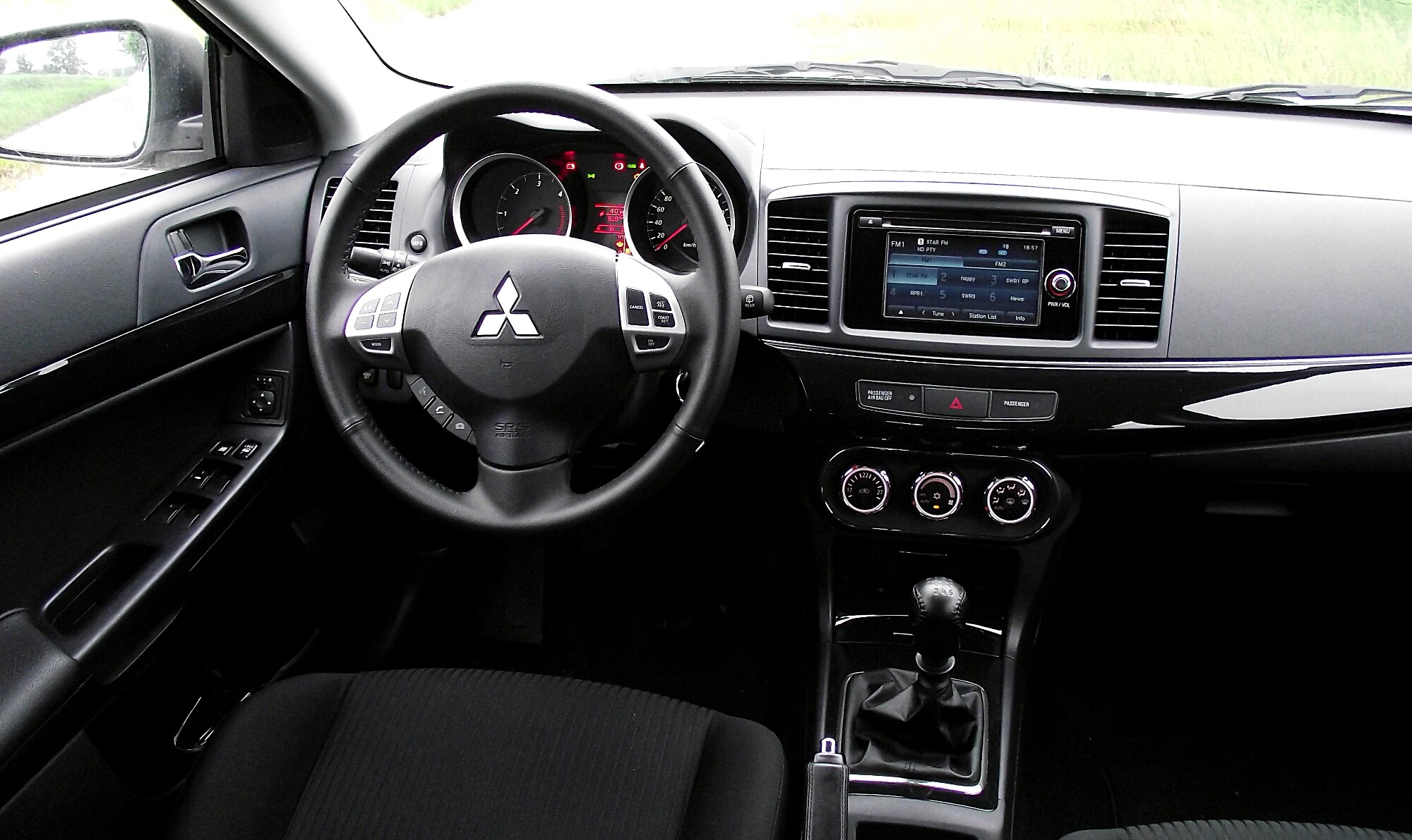 Mitsubishi_Lancer_Sportback_Cockpit_Interieur_Modelljahr_2013.JPG