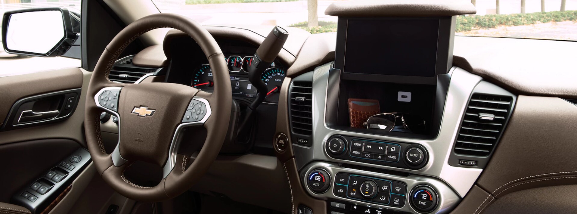 Interior technology in the 2018 Suburban.PNG