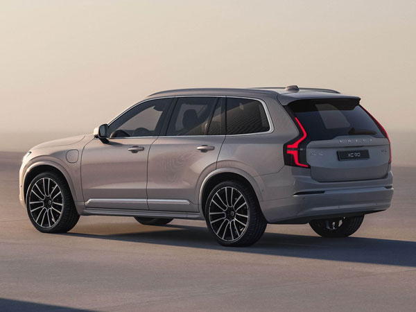 2025 Volvo XC90 Rear Angle