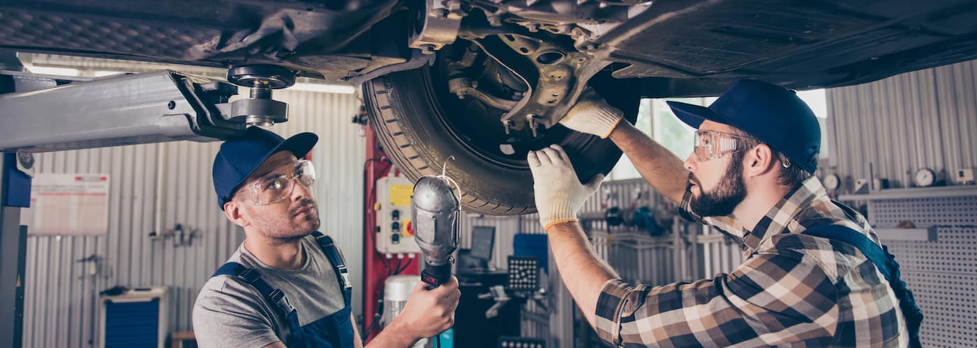 mechanics-repairing-car-brakes_17007544.jpg