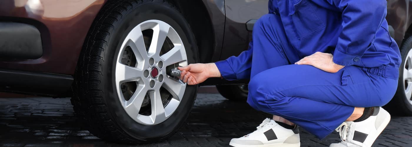 mechanic-checking-tire-pressure_327207208.jpg