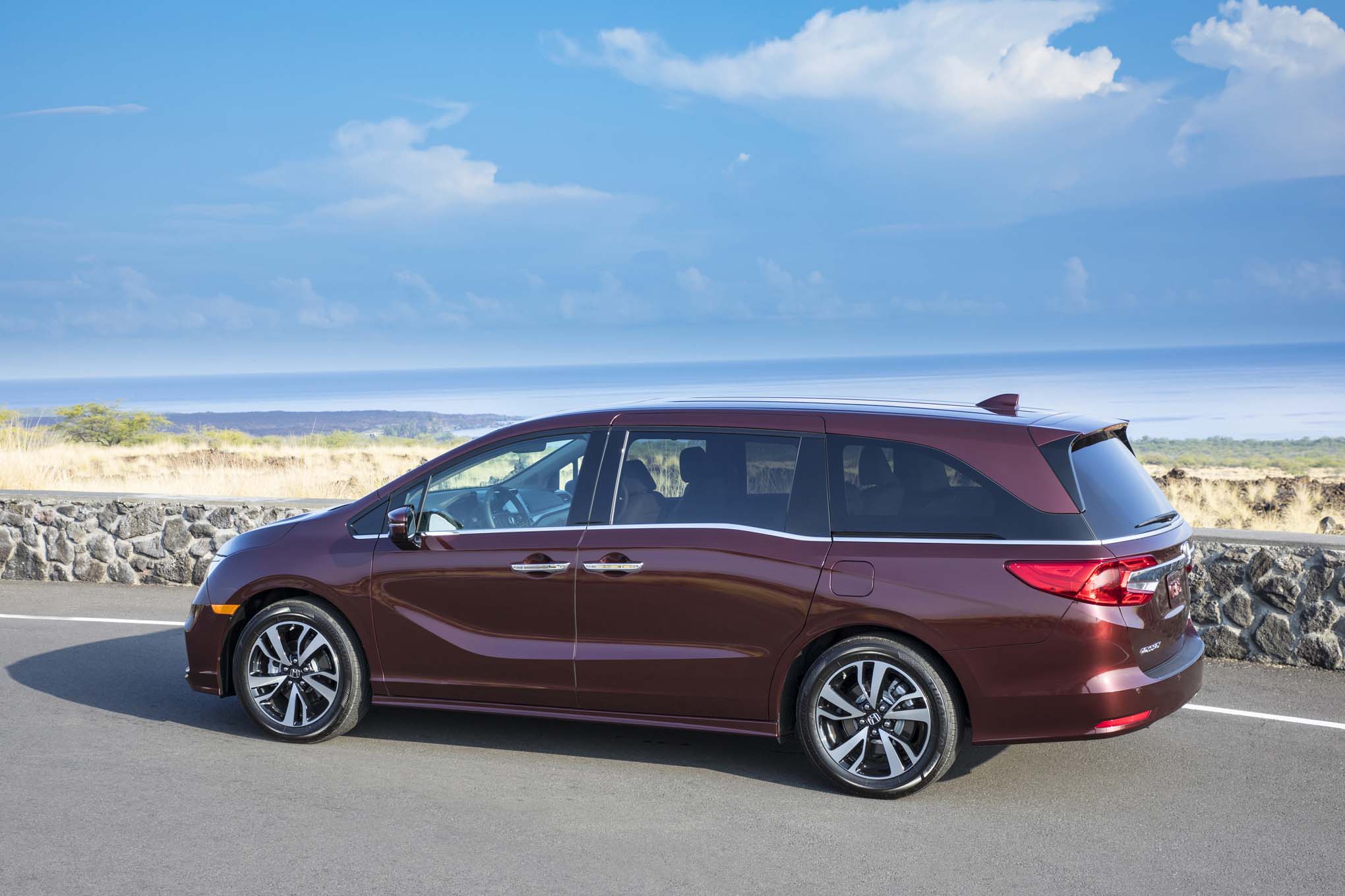2018-Honda-Odyssey-rear-three-quarter-06.jpg