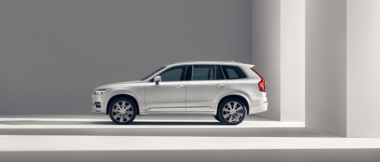 2022 Volvo XC90 Luxury SUV.jpg