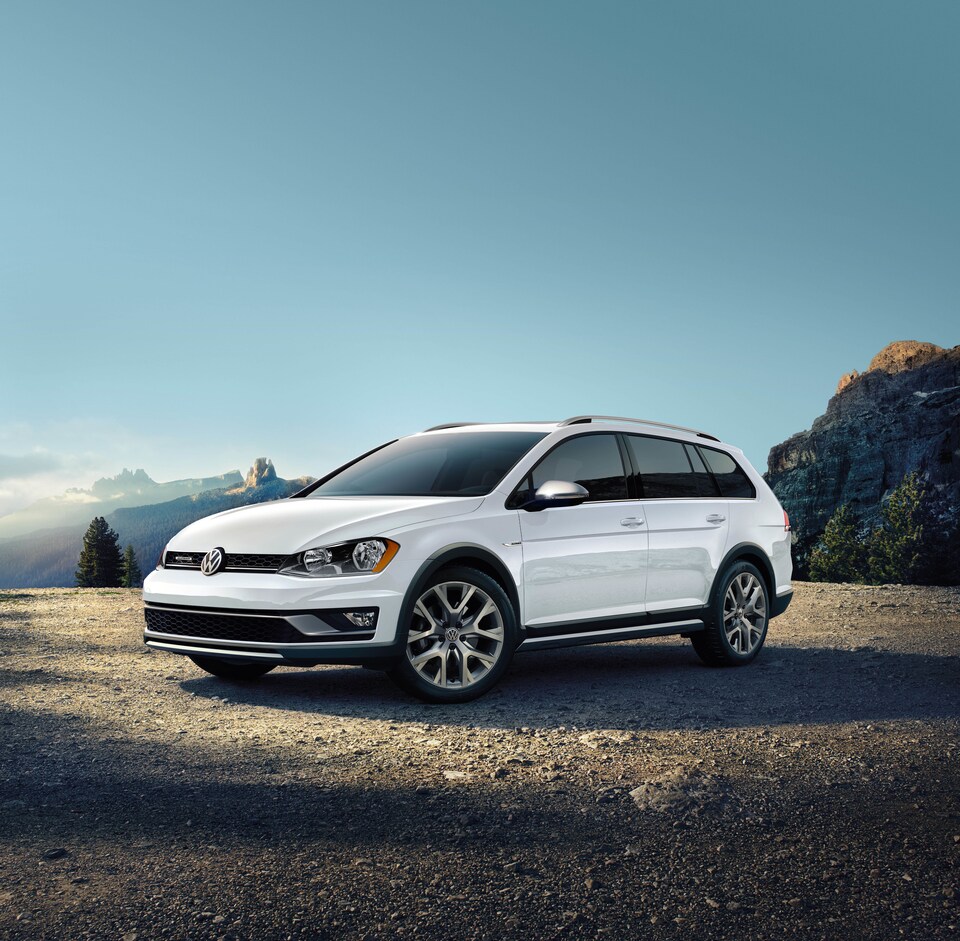 2017-Volkswagen-Golf-Alltrack-SEL-Hatchback-L01.png