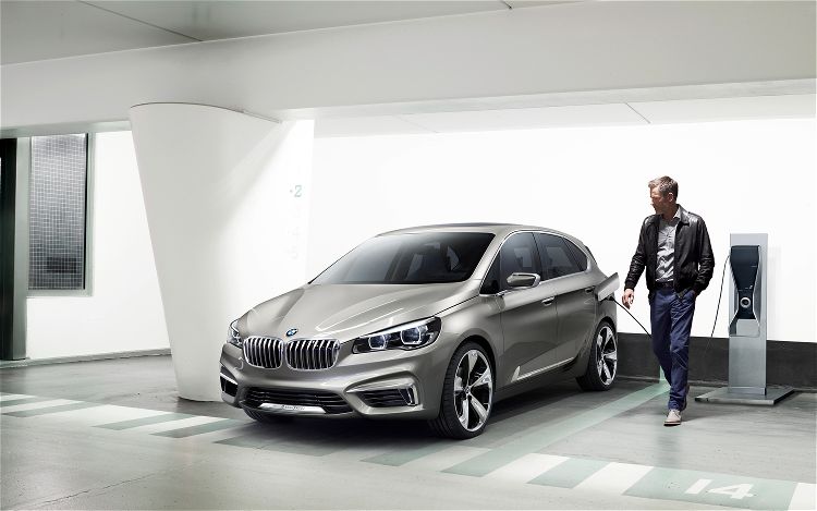 BMW-Concept-Active-Tourer-charging.jpg