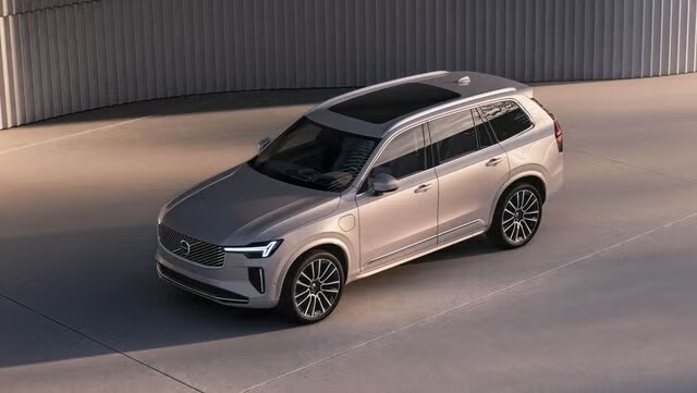 new-xc90-long-lead-2-66d82785d0686.jpg 2025 Volvo XC90 Silver Display
