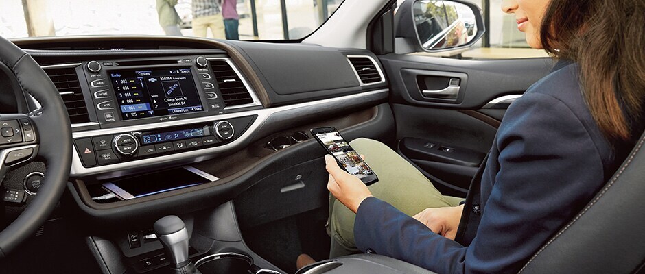 2019 Toyota Highlander Technology Center with Blutooth Integration - Slide 2