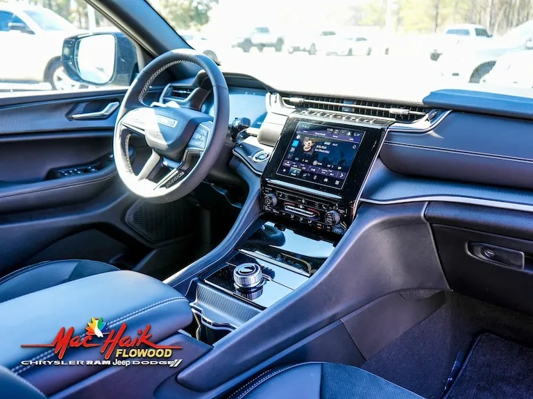 2025 Jeep Grand Cherokee dash